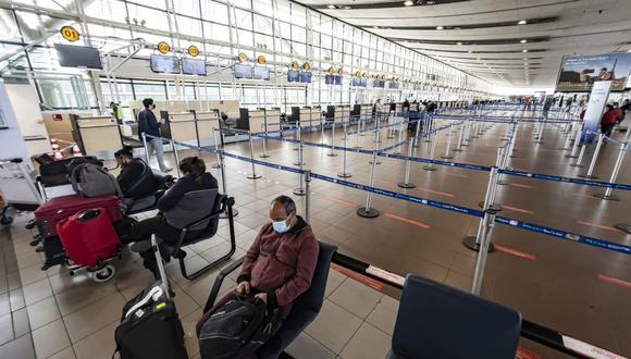 El Aeropuerto Internacional Arturo Merino Benítez en Santiago el 5 de abril de 2021, luego de que Chile cerrara sus fronteras en medio de un aumento en los casos de coronavirus COVID-19. (Foto de MARTIN BERNETTI / AFP).