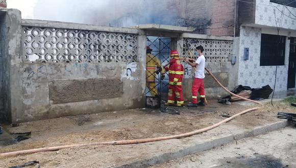 Rápida presencia de bomberos y serenos, evitó que el fuego alcance a las viviendas colindantes (Foto: Municipalidad de Talara)