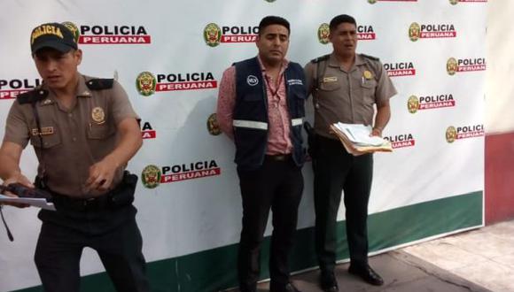 Grover Máximo Gutiérrez Rubio fue intervenido por serenos de La Victoria en un restaurante de la cuadra 14 de la avenida 28 de Julio, mientras extorsionaba a otra víctima. (Difusión)