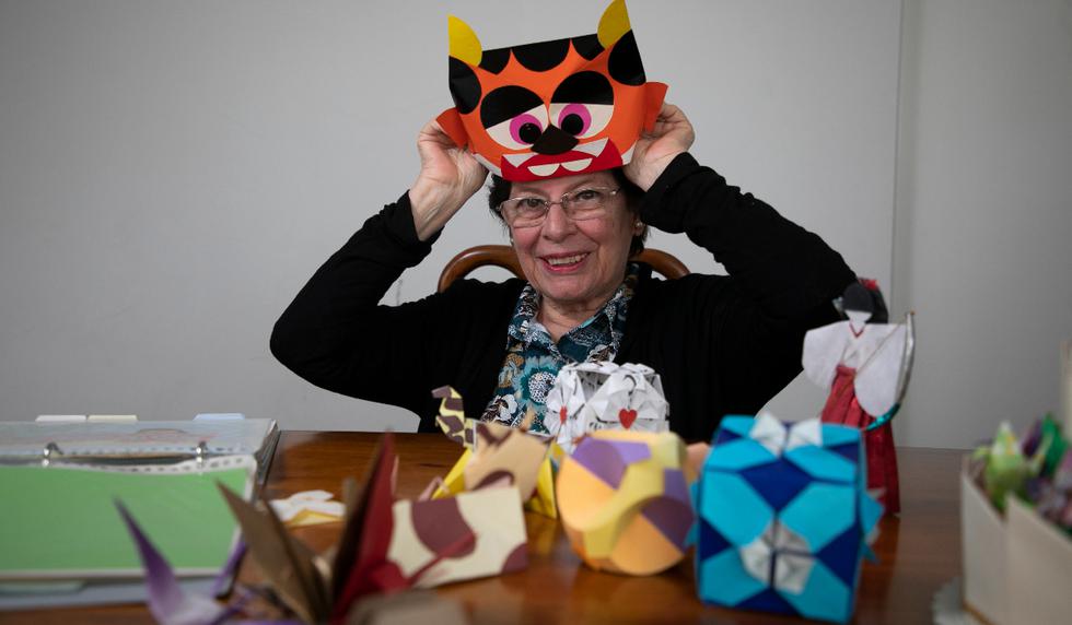 Marta Elvira Silva de Tabata, es una de las decanas del movimiento de origami en el Perú, lleva más de 50 años siendo profesora de origami y es especialista en la vertiente del origami circular con el cual puede hacer incluso piezas para llevar, como este sombrero que hace para sus nietas.

Foto / Eduardo Cavero / @photo.gec