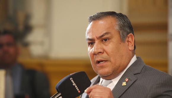 Gustavo Adrianzén defendió al ministro Rómulo Mucho.