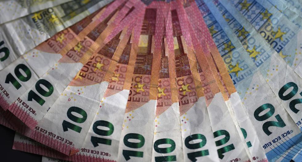 Imagen referencial de unos billetes en euros, el 27 de enero de 2020. (INA FASSBENDER / AFP).