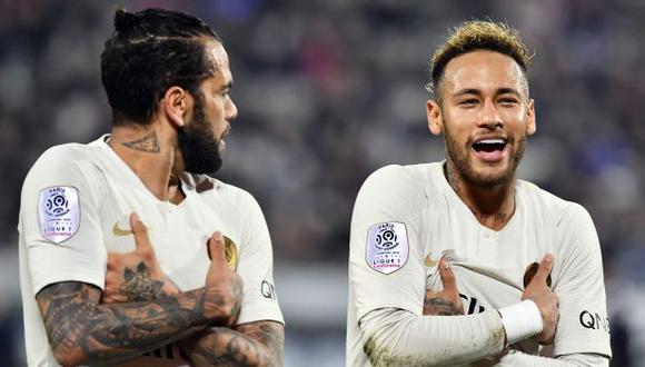 Dani Alves y Neymar son compañeros en PSG desde la temporada 2017-18. (Foto: AFP)