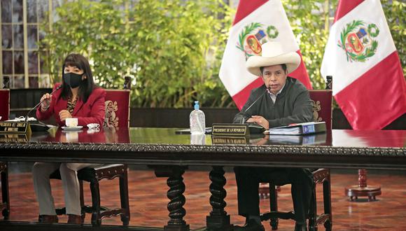 Mirtha Vásquez y Pedro Castillo en el Consejo de Ministros donde acordaron presentar demanda por ley de cuestión de confianza. (Foto: Flickr Presidencia)