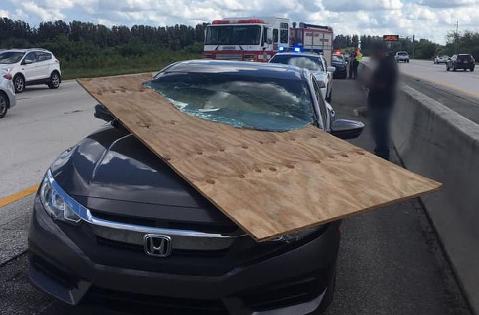 Choque entre un auto y un camión cargado de madera deja boquiabiertos a miles de usuarios.