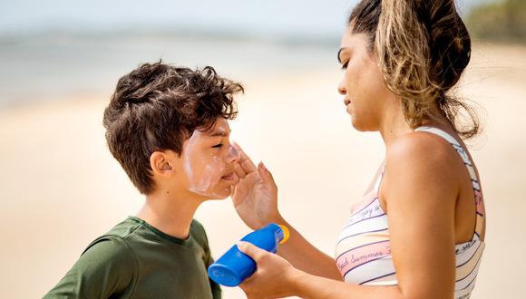 Los niños requieren protección especial. Las quemaduras solares sufridas durante la infancia y la adolescencia son un importante factor de riesgo de cáncer de piel.