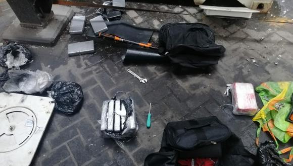 La policía encontró la droga junto a dos maletas y herramientas. (Foto: PNP)