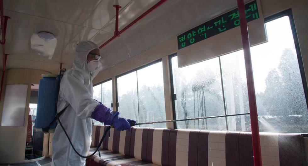 Un funcionario de la sede de la epidemia de emergencia del distrito de Mangyongdae desinfecta un tranvía para evitar la propagación del coronavirus COVID-19, en la estación de tranvía Songsan en Pyongyang. (AFP).