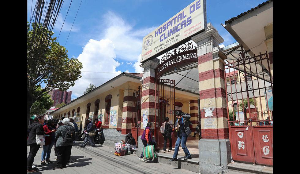 La entrada del Hospital de Clínicas de La Paz. Enfermos de cáncer impedidos de llegar a hospitales en La Paz y Cochabamba para recibir su tratamiento por los bloqueos de carreteras y planes de contingencia para garantizar que no falten alimentos, medicamentos u oxígeno en los centros de salud son los otros saldos de la crisis en Bolivia. (Foto: EFE)