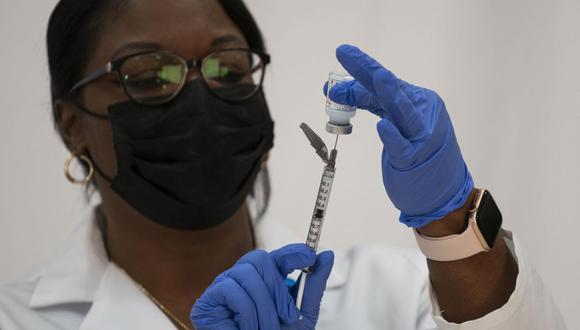 Michelle Chester, DNP, directora, servicios de salud para empleados, Northwell prepara la vacuna contra la enfermedad del coronavirus de Moderna (COVID-19) en el hospital Long Island Jewish Valley Stream de Northwell Health en Nueva York, Estados Unidos. (EFE/EDUARDO MUNOZ).