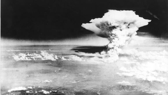 Esta fotografía de archivo de folleto tomada el 6 de agosto de 1945 por el Ejército de los EE. UU. y publicada a través del Museo Conmemorativo de la Paz de Hiroshima muestra una nube en forma de hongo de la bomba atómica lanzada por el bombardero B-29 Enola Gay sobre la ciudad de Hiroshima. (AFP/Museo Conmemorativo de la Paz de Hiroshima).