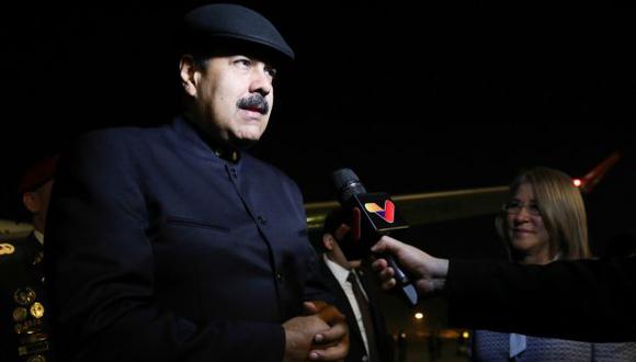 El presidente de Venezuela, Nicolás Maduro, habla con los medios a su llegada al aeropuerto de Pekín, China. (Foto: Reuters)