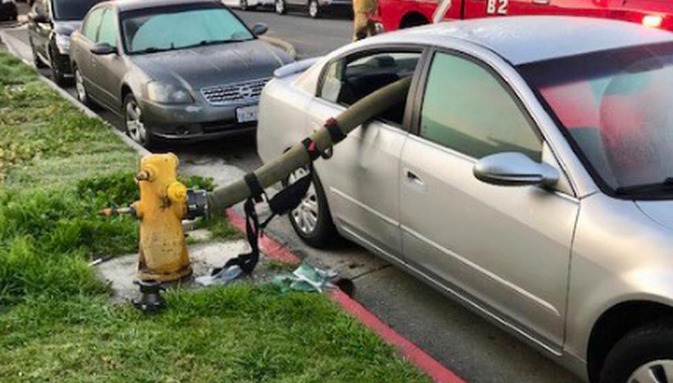 Esto pasa cuando te estacionas al lado de un hidrante. (Twitter/Anaheim Fire & Rescue)
