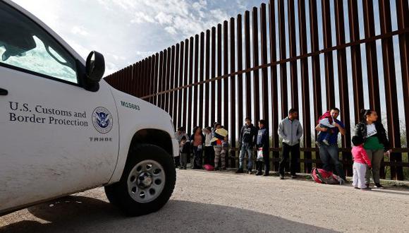 Familias mexicanas que trataban de pasar la frontera de Estados Unidos de forma ilegal, se entregan a los guardias estadounidenses cerca del cercado fronterizo a lo largo del Valle del Río Grande. (Foto: EFE)