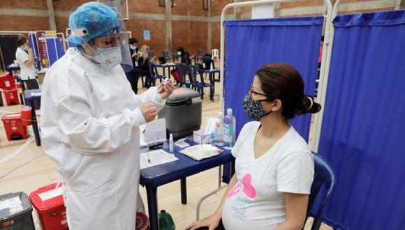 Según los datos del Ministerio de Salud de Colombia, 12.057.314 personas tienen el esquema completo de vacunación, es decir, casi el 24 % de la población está completamente inmunizada. (EFE/ Carlos Ortega)