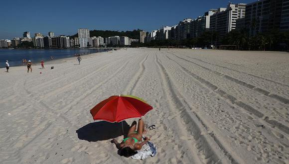 Las autoridades brasileñas anunciaron en los últimos días diversas restricciones para impedir fiestas y aglomeraciones en los eventos de despedida del año, incluyendo el cierre de las playas. (Foto: EFE/Fabio Motta)
