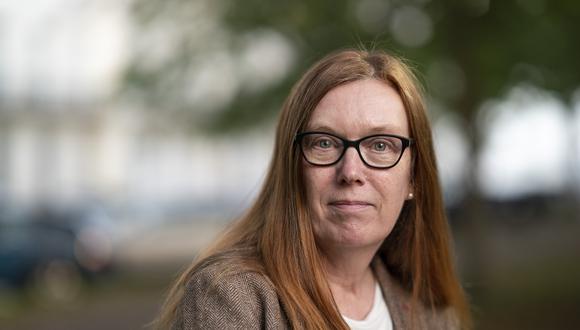 Sarah Gilbert, profesora de vacunación en la Universidad de Oxford y co-desarrolladora de la vacuna AstraZeneca, en el Festival de Literatura de Cheltenham, el 11 de octubre de 2021 en Cheltenham, Inglaterra. (Foto: David Levenson / Getty Images)