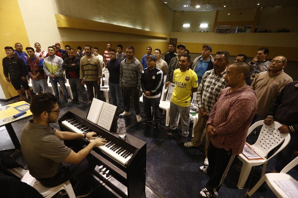 Internos del penal Sarita Colonia tienen clases de canto 3 veces por semana. (Renzo Salazar/Perú21)