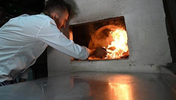 Chef cocina en un restaurante en el centro de la capital ucraniana de Kiev. (Foto referencial: Sergei SUPINSKY / AFP)