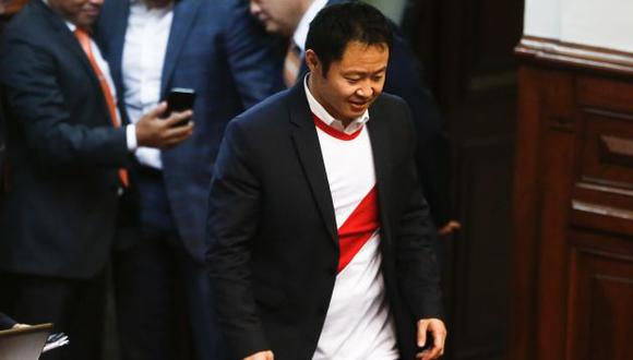 Perú vs. Nueva Zelanda: Kenji Fujimori y su madre se visten de blanco y rojo para el partido. (RenzoSalazar/Perú21)