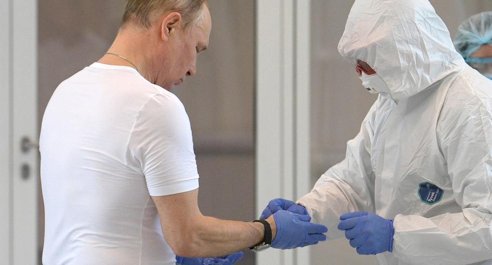 El presidente ruso, Vladimir Putin, visita un hospital donde hay infectados con COVID-19 en Moscú. (Foto: AFP)