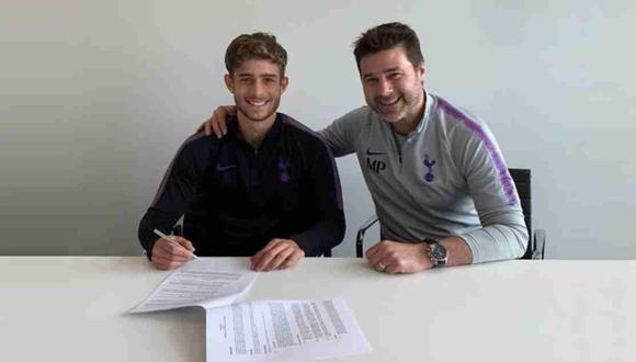 Maurizio Pochettino y su padre en la firma de su primer contrato profesional. (Instagram Maurizio Pochettino)