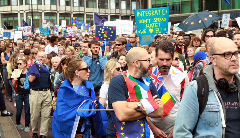 Brexit: Cerca de 40,000 personas marchan en Londres contra la salida de Reino Unido de la Unión Europea. (EFE)