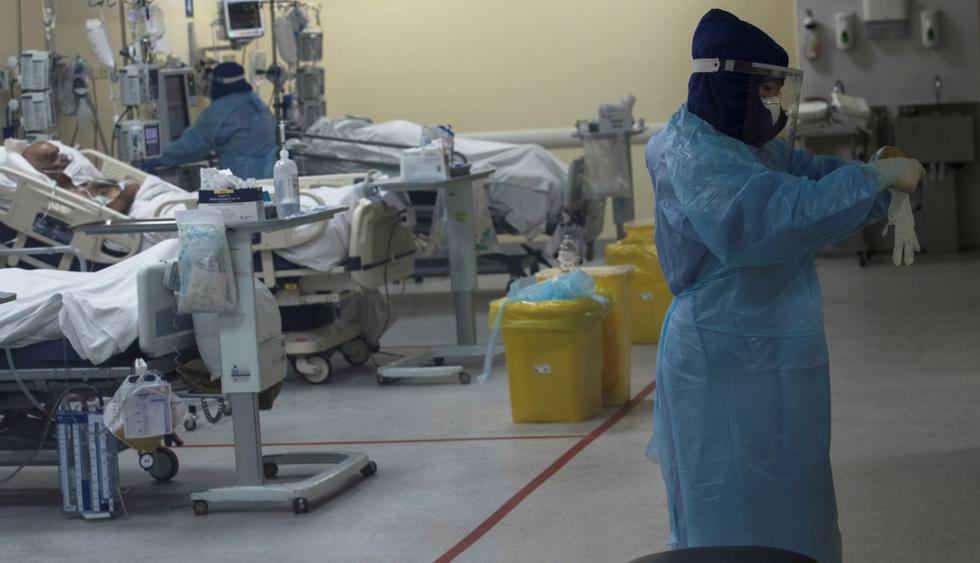 Personal de salud se prepara para atender a un grupo de pacientes con coronavirus en la Unidad de Cuidados Intensivos (UCI) del Hospital Clínico de la Universidad de Chile en Santiago. (EFE/Alberto Valdés).