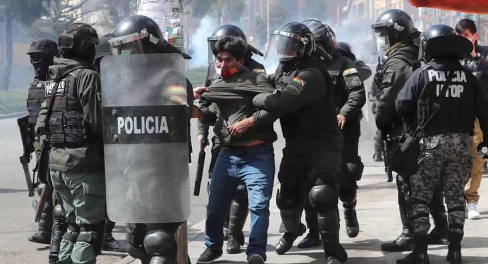 Miembros de la policía boliviana detienen a un hombre durante los enfrentamientos con manifestantes cocaleros de los Yungas de La Paz, quienes querían retomar la sede de la Asociación Departamental de Productores de Coca (Adepcoca), hoy, en La Paz (Bolivia). (Foto: EFE /Martin Alipaz).