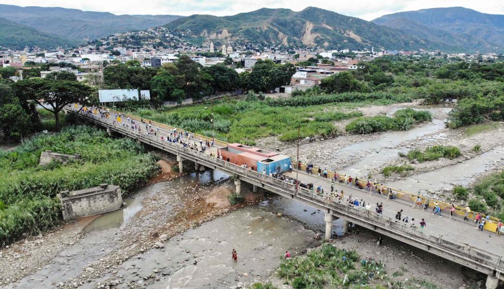 Venezolanos cruzan a pie a Colombia tras reapertura de la frontera. (Foto: AFP)