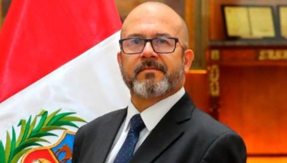 Víctor Zamora Mesías jura como el nuevo ministro de salud en medio del estado de emergencia nacional.