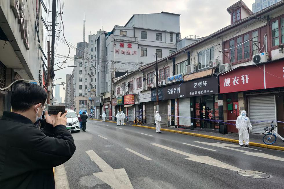Las autoridades de Shanghái comenzaron a evacuar un barrio residencial de la ciudad después de confirmar al menos tres nuevos casos de coronavirus el jueves, los primeros detectados en esta gran ciudad de China desde noviembre. (Texto y foto: AFP).