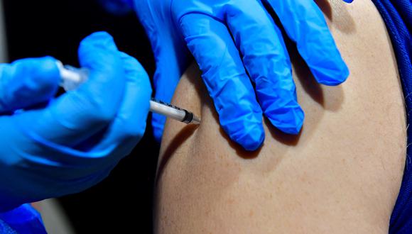 El hombre habría visitado distintos centros de vacunación en Nueva Zelanda luego que varias personas le pagaran para que le administren las inyecciones. (Foto: GEORGES GOBET / AFP)