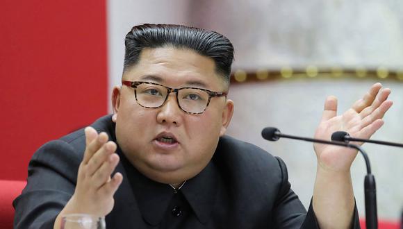 Kim Jong-un nació probablemente en 1984 y estudió durante varios años en un internado en Suiza. En un primer momento, algunos observadores alegaron que ese tiempo que pasó en Occidente podría llevarlo a impulsar reformas al estilo de China. (Foto: AFP/KCNA VIA KNS)