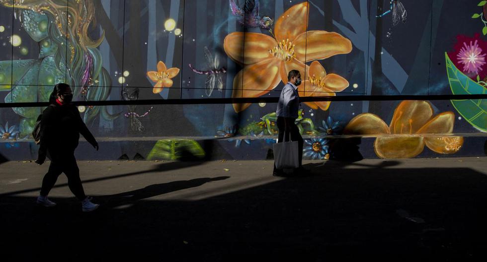 Personas con mascarilla caminan por el centro de Santiago de Chile, el 16 de abril de 2021. (Martin BERNETTI / AFP).