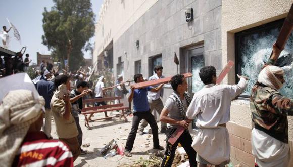 FURIA MUSULMANA. Turba atacó la embajada estadounidense en Saná. Al menos murió una persona. (Reuters)
