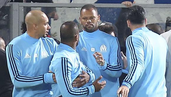 Patrice Evra sería sancionado por su agresión a un aficionado en el estadio Afonso Henriques, antes del Vitória-Marsella por la Europa League.  (AP)