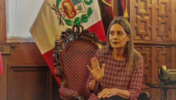 María del Carmen Alva indicó que el presidente no se da cuenta de que es la autoridad máxima.