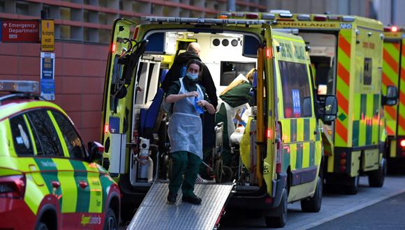 Los paramédicos trabajan dentro de una ambulancia estacionada frente al Royal London Hospital en el este de Londres el 7 de enero de 2022. (Foto de Daniel LEAL / AFP)