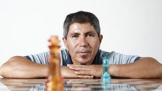 Julio Granda busca retadores en Internet para una partida de ajedrez 