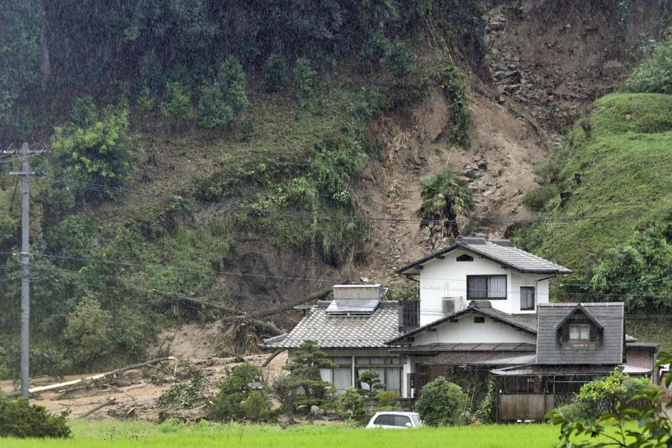 El lugar de un deslizamiento de tierra causado por fuertes lluvias se ve en Hiroshima, oeste de Japón, el sábado 14 de agosto de 2021. (Shingo Nishizume/Kyodo News/AP).