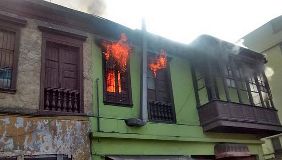 Incendio afecta a casona en el Centro de Lima. (@kikesitov67 en Twitter)