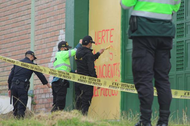 Agents of the National Police chose to cover up the subversive graffiti made in the primary school.  Photo: Junior Meza