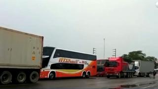 Transportistas de carga pesada acatan paro y bloquean Panamericana Norte y Sur [VIDEO]