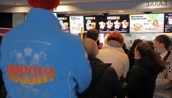 Personas visitan un restaurante McDonalds en Moscú, Rusia, 09 de marzo de 2022. (Foto: EFE/EPA/MAXIM SHIPENKOV)