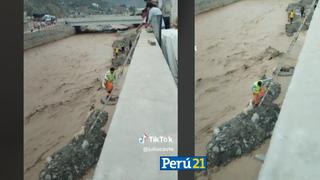 ¡Enorme corazón! Joven peruano rescata a dos perritos atrapados en medio de un río