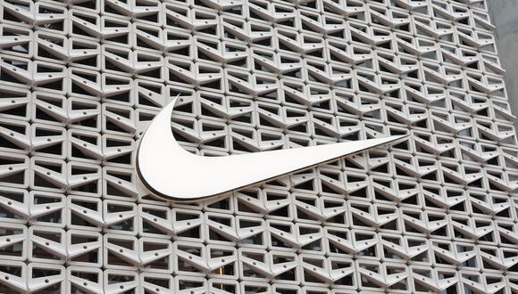 En esta foto de archivo tomada el 21 de diciembre de 2021, el logotipo de Nike cuelga sobre la entrada de la tienda Nike en Miami Beach, Florida. (Foto de JOE RAEDLE / GETTY IMAGES NORTEAMÉRICA / AFP)