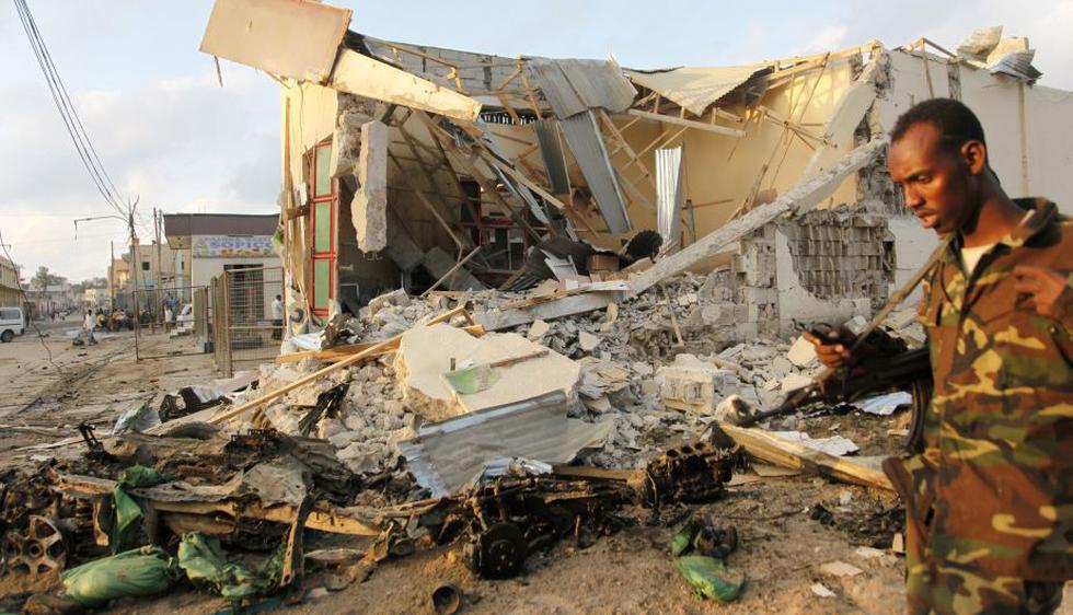 Somalía: Al menos 18 muertos en un doble atentado suicida contra dos restaurantes. (AP)