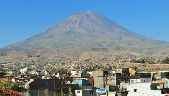 Volcán Misti en Arequipa. Varios poblados se levantaron en su perímetro.