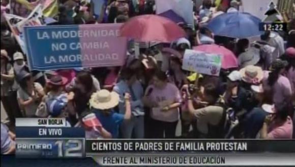 Manifestantes se reunieron al frontis de la sede del Ministerio de Educación, en San Borja. (Canal N)
